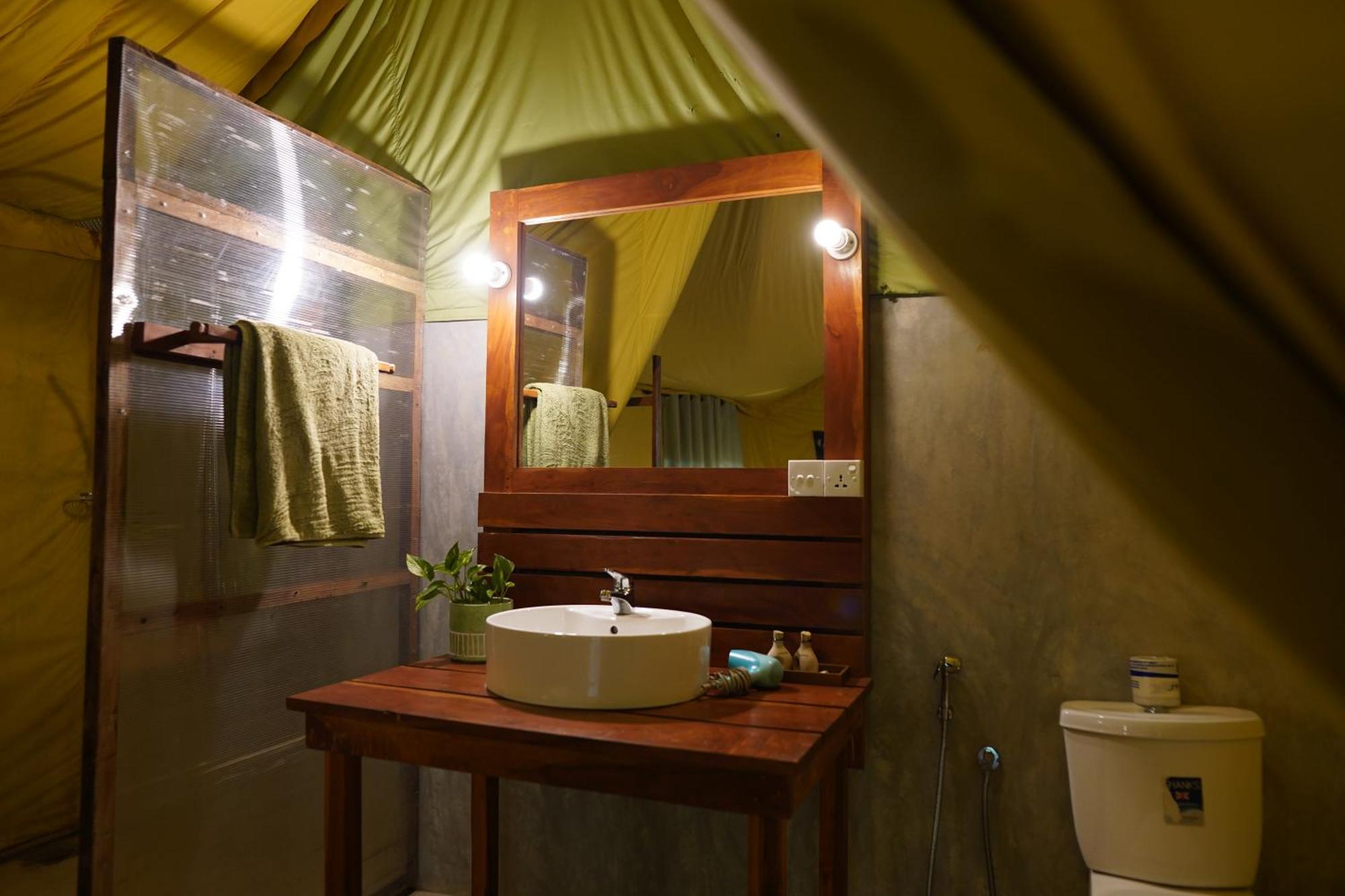 River Glamping By Gaga Bees Udawalawe Eksteriør bilde