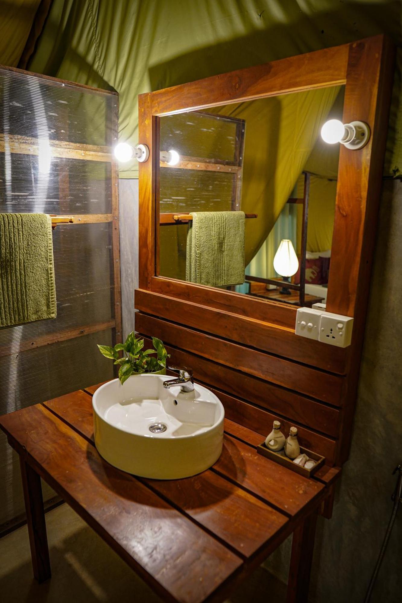 River Glamping By Gaga Bees Udawalawe Eksteriør bilde